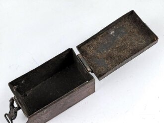 Staukasten für ein Fahrzeug oder Geschütz der Wehrmacht. Maße  8 x 14 x 8,5cm. Originallack, ungereinigtes Stück