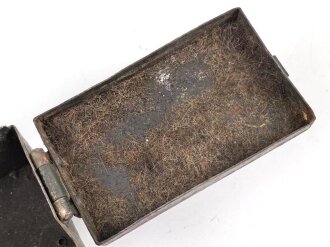 Staukasten für ein Fahrzeug oder Geschütz der Wehrmacht. Maße  8 x 14 x 8,5cm. Originallack, ungereinigtes Stück