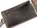 Staukasten für ein Fahrzeug oder Geschütz der Wehrmacht. Maße  8 x 14 x 8,5cm. Originallack, ungereinigtes Stück