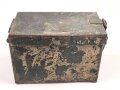Staukasten für ein Fahrzeug oder Geschütz der Wehrmacht. Maße  8 x 14 x 8,5cm. Originallack, ungereinigtes Stück
