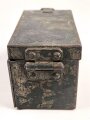 Staukasten für ein Fahrzeug oder Geschütz der Wehrmacht. Maße  8 x 14 x 8,5cm. Originallack, ungereinigtes Stück