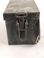 Staukasten für ein Fahrzeug oder Geschütz der Wehrmacht. Maße  8 x 14 x 8,5cm. Originallack, ungereinigtes Stück