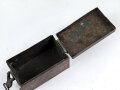 Staukasten für ein Fahrzeug oder Geschütz der Wehrmacht. Maße  8 x 14 x 8,5cm. Originallack, ungereinigtes Stück