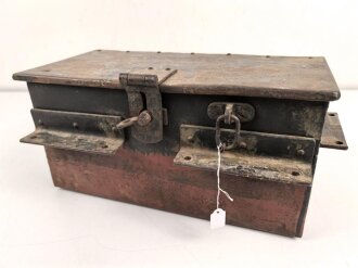 Staukasten für ein Fahrzeug oder Geschütz der Wehrmacht. Maße  18,5  x 38 x 18cm. Originallack, ungereinigtes Stück
