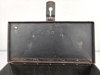 Staukasten für ein Fahrzeug oder Geschütz der Wehrmacht. Maße  18,5  x 38 x 18cm. Originallack, ungereinigtes Stück