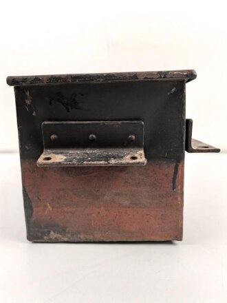 Staukasten für ein Fahrzeug oder Geschütz der Wehrmacht. Maße  18,5  x 38 x 18cm. Originallack, ungereinigtes Stück