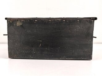 Staukasten für ein Fahrzeug oder Geschütz der Wehrmacht. Maße  18,5  x 38 x 18cm. Originallack, ungereinigtes Stück
