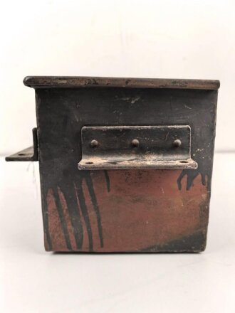 Staukasten für ein Fahrzeug oder Geschütz der Wehrmacht. Maße  18,5  x 38 x 18cm. Originallack, ungereinigtes Stück