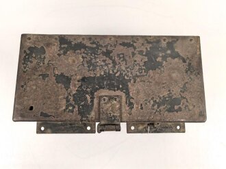 Staukasten für ein Fahrzeug oder Geschütz der Wehrmacht. Maße  18,5  x 38 x 18cm. Originallack, ungereinigtes Stück