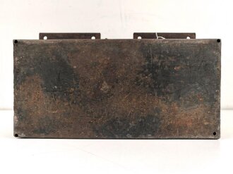 Staukasten für ein Fahrzeug oder Geschütz der Wehrmacht. Maße  18,5  x 38 x 18cm. Originallack, ungereinigtes Stück