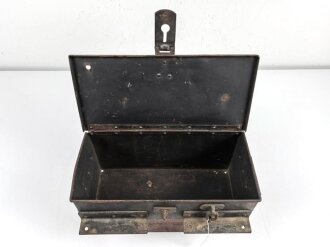 Staukasten für ein Fahrzeug oder Geschütz der Wehrmacht. Maße  18,5  x 38 x 18cm. Originallack, ungereinigtes Stück