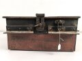 Staukasten für ein Fahrzeug oder Geschütz der Wehrmacht. Maße  18,5  x 38 x 18cm. Originallack, ungereinigtes Stück