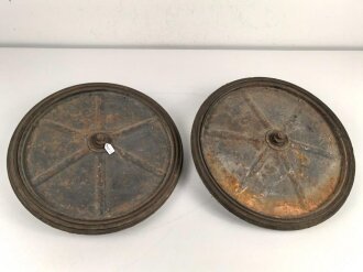 Paar Scheibenräder ohne Bezeichnung. Luftwaffenblauer Originallack, Durchmesser mit Gummi 45cm