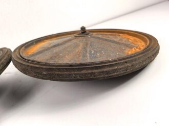 Paar Scheibenräder ohne Bezeichnung. Luftwaffenblauer Originallack, Durchmesser mit Gummi 45cm