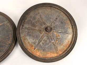 Paar Scheibenräder ohne Bezeichnung. Luftwaffenblauer Originallack, Durchmesser mit Gummi 45cm