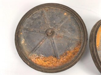 Paar Scheibenräder ohne Bezeichnung. Luftwaffenblauer Originallack, Durchmesser mit Gummi 45cm