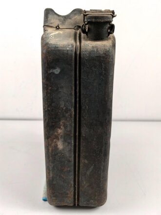 Kraftstoff Kanister Wehrmacht 20 Liter datiert 1942. Originallack, ungereinigt, vollständig leer. Originales Fahrzeugkennzeichen aufgemalt. KEIN VERSAND NACH ÜBERSEE
