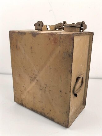 Wasserkanister für ein Fahrzeug der Wehrmacht. Maße 39 x 35 x 20cm. Originallack, vollständig leer. KEIN VERSAND NACH ÜBERSEE