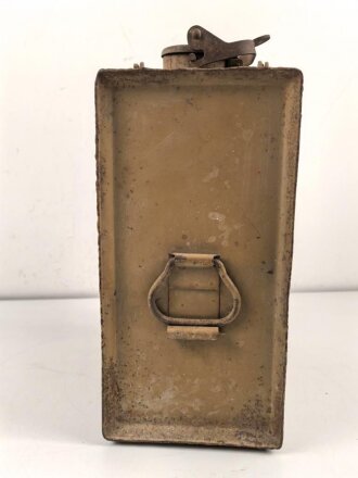 Wasserkanister für ein Fahrzeug der Wehrmacht. Maße 39 x 35 x 20cm. Originallack, vollständig leer. KEIN VERSAND NACH ÜBERSEE