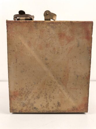 Wasserkanister für ein Fahrzeug der Wehrmacht. Maße 39 x 35 x 20cm. Originallack, vollständig leer. KEIN VERSAND NACH ÜBERSEE