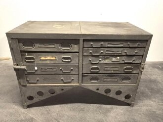 Werkbank für einen Lastkraftwagen der Wehrmacht. Überlackiertes Stück, darunter sandfarbener Originallack. Versand nur auf Palette möglich