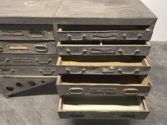 Werkbank für einen Lastkraftwagen der Wehrmacht. Überlackiertes Stück, darunter sandfarbener Originallack. Versand nur auf Palette möglich