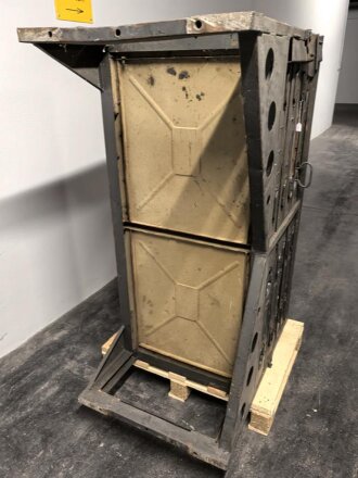 Werkbank für einen Lastkraftwagen der Wehrmacht. Überlackiertes Stück, darunter sandfarbener Originallack. Versand nur auf Palette möglich