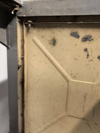 Werkbank für einen Lastkraftwagen der Wehrmacht. Überlackiertes Stück, darunter sandfarbener Originallack. Versand nur auf Palette möglich