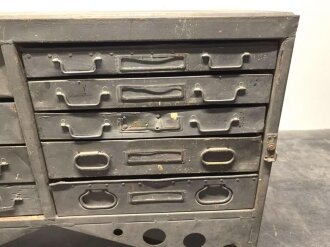 Werkbank für einen Lastkraftwagen der Wehrmacht. Überlackiertes Stück, darunter sandfarbener Originallack. Versand nur auf Palette möglich