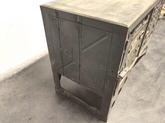 Werkbank für einen Lastkraftwagen der Wehrmacht. Überlackiertes Stück, darunter sandfarbener Originallack. Versand nur auf Palette möglich