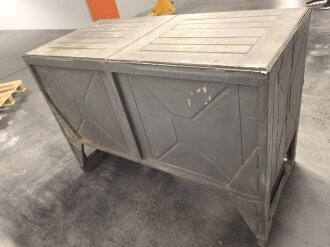 Werkbank für einen Lastkraftwagen der Wehrmacht. Überlackiertes Stück, darunter sandfarbener Originallack. Versand nur auf Palette möglich
