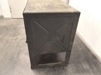 Werkbank für einen Lastkraftwagen der Wehrmacht. Überlackiertes Stück, darunter sandfarbener Originallack. Versand nur auf Palette möglich