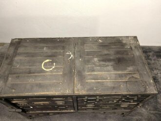 Werkbank für einen Lastkraftwagen der Wehrmacht. Überlackiertes Stück, darunter sandfarbener Originallack. Versand nur auf Palette möglich
