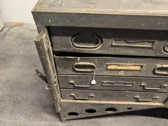 Werkbank für einen Lastkraftwagen der Wehrmacht. Überlackiertes Stück, darunter sandfarbener Originallack. Versand nur auf Palette möglich