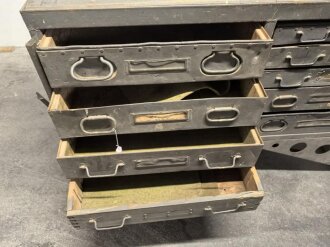 Werkbank für einen Lastkraftwagen der Wehrmacht. Überlackiertes Stück, darunter sandfarbener Originallack. Versand nur auf Palette möglich