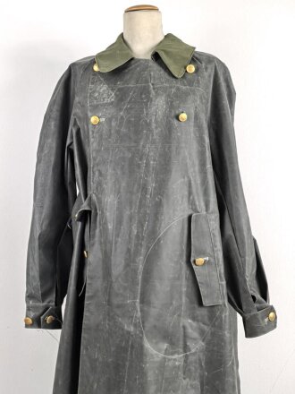 Moderner " Kradmantel" aus weichem Gummi, im Schnitt ähnlich dem Modell der Wehrmacht. Guter Zustand