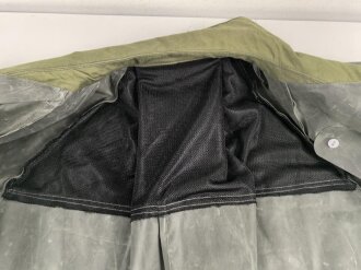 Moderner " Kradmantel" aus weichem Gummi, im Schnitt ähnlich dem Modell der Wehrmacht. Guter Zustand