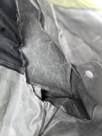 Moderner " Kradmantel" aus weichem Gummi, im Schnitt ähnlich dem Modell der Wehrmacht. Guter Zustand