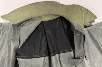 Moderner " Kradmantel" aus weichem Gummi, im Schnitt ähnlich dem Modell der Wehrmacht. Guter Zustand
