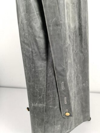 Moderner " Kradmantel" aus weichem Gummi, im Schnitt ähnlich dem Modell der Wehrmacht. Guter Zustand