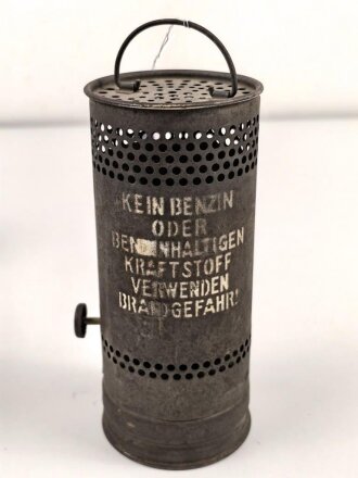 Dochtlampe zur Sammleranwärmung für Wehrmachtsfahrzeuge, ungereinigtes Stück, Originallack, datiert 1943
