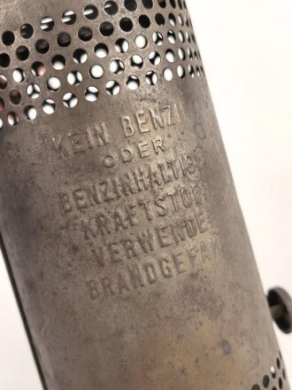 Dochtlampe zur Sammleranwärmung für Wehrmachtsfahrzeuge, ungereinigtes Stück, Originallack, datiert 1943