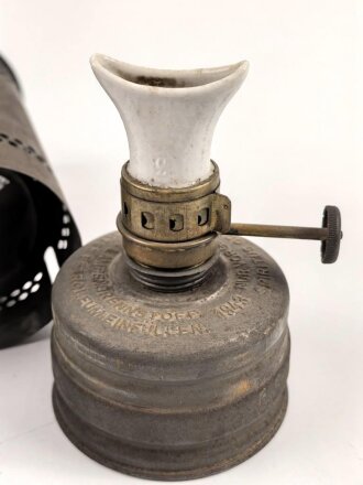 Dochtlampe zur Sammleranwärmung für Wehrmachtsfahrzeuge, ungereinigtes Stück, Originallack, datiert 1943