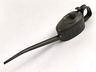 Ölkanne für Fahrzeug K2, Feldgrauer Originallack, Gesamtlänge 29cm, ungebraucht