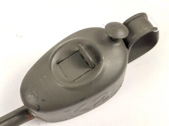 Ölkanne für Fahrzeug K2, Feldgrauer Originallack, Gesamtlänge 29cm, ungebraucht