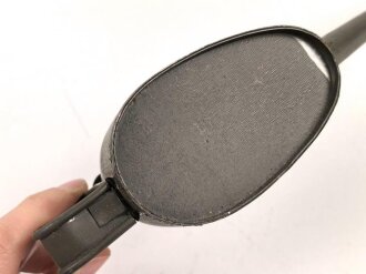 Ölkanne für Fahrzeug K2, Feldgrauer Originallack, Gesamtlänge 29cm, ungebraucht