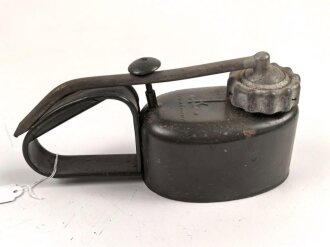Ölkanne für Fahrzeug K3, Feldgrauer Originallack, Gesamtlänge 32cm, ungebraucht