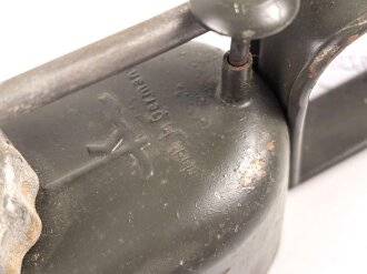 Ölkanne für Fahrzeug K3, Feldgrauer Originallack, Gesamtlänge 32cm, ungebraucht