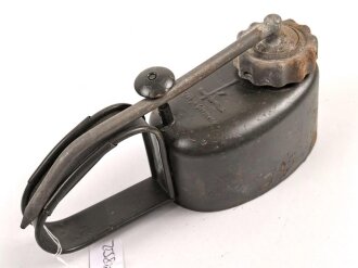 Ölkanne für Fahrzeug K3, Feldgrauer Originallack, Gesamtlänge 32cm, ungebraucht