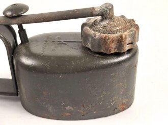 Ölkanne für Fahrzeug K3, Feldgrauer Originallack, Gesamtlänge 32cm, ungebraucht